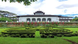 Wisata Sejarah di Gedung Sate Bandung