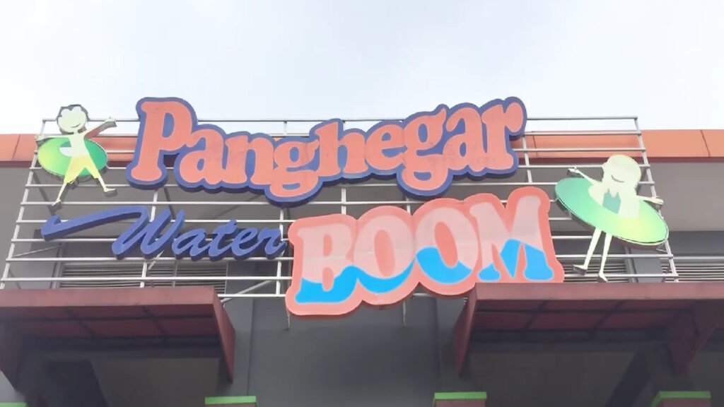 Banyak Wahana Air di Panghegar Waterboom Bandung