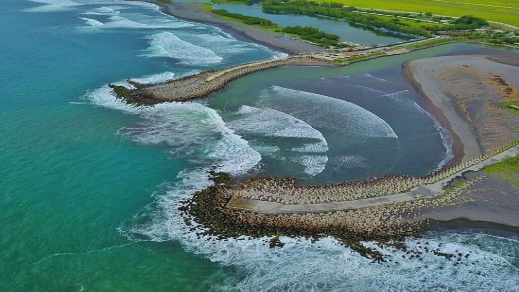 Menapaki Keindahan Pantai Glagah di Kulon Progo