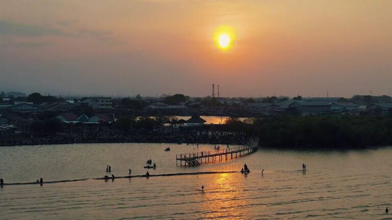 Berwisata di Pantai Kejawanan Cirebon