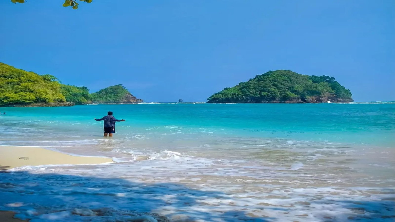 Pantai Tiga Warna, Sajian Alam Yang Menakjubkan