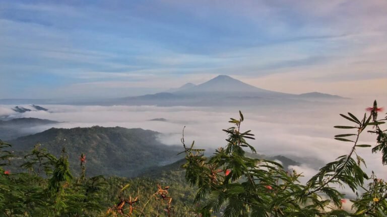 Pesona Puncak Suroloyo, Singgasana Para Dewa