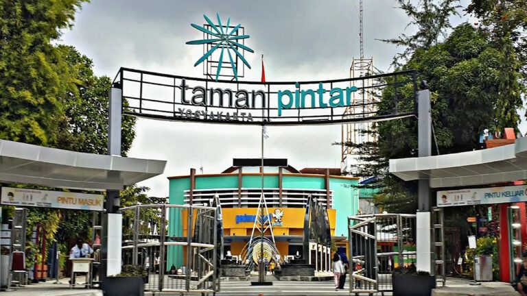 Menambah Wawasan di Taman Pintar Yogyakarta