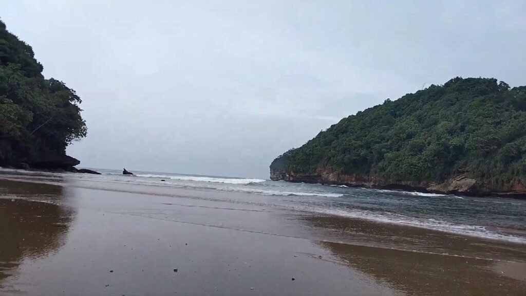 Pantai Kondang Sugu di Malang