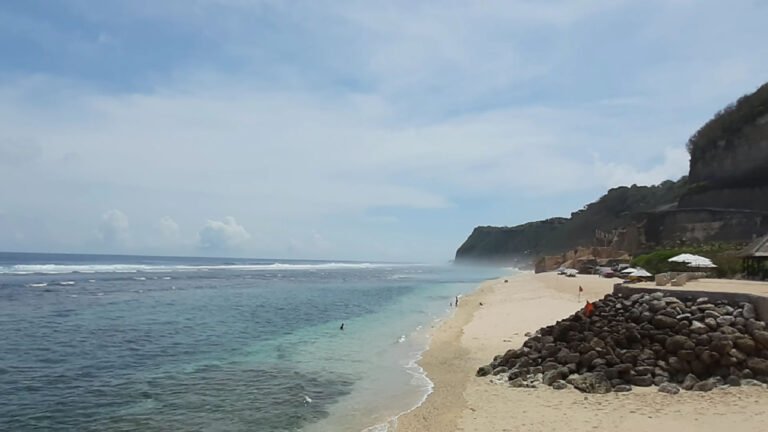 Objek Wisata Pantai Melasti Ungasan Bali