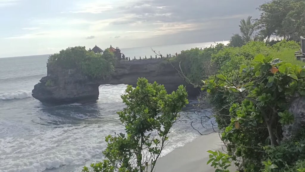 Keindahan dan Daya Tarik Pura Tanah Lot Bali
