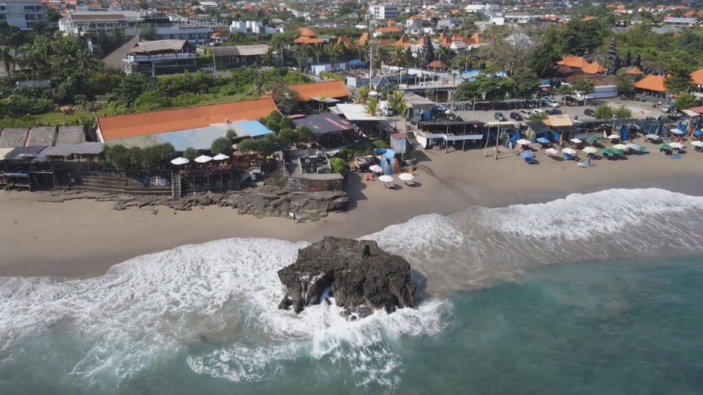 Objek wisata pantai Batu Bolong Canggu