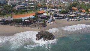 Objek wisata pantai Batu Bolong Canggu