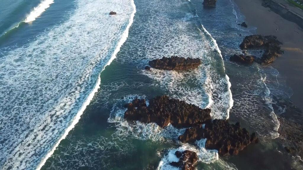 Wisata Pantai Canggu: Menikmati Sunset dan Debur Ombak Menawan