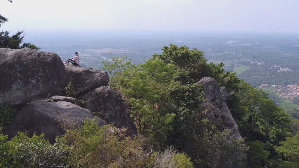 Menikmati Pemandangan Eksotis dari Puncak Gunung Munara
