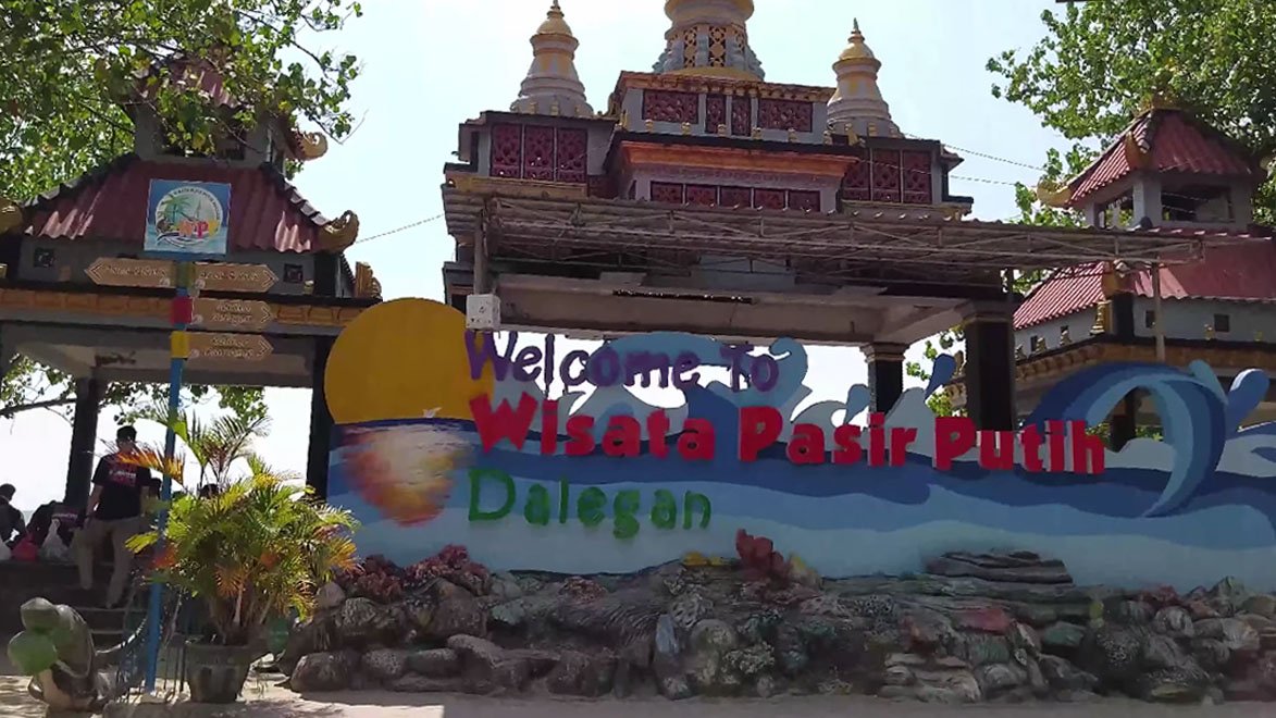 Pantai Dalegan, Pesona Pantai Pasir Putih Eksotis di Gresik