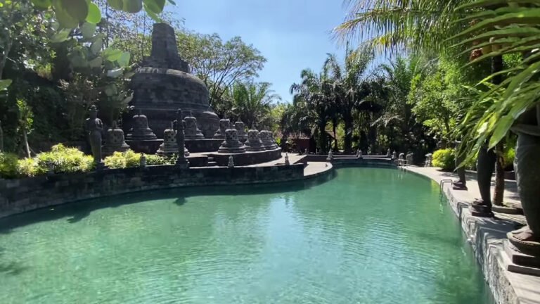 Lembah Tumpang Resort Penginapan Konsep Kerajaan