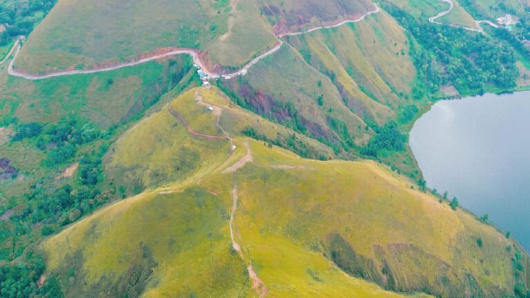 Pesona Eksotis Bukit Holbung di Samosir