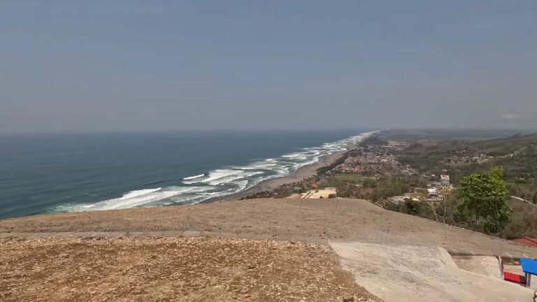Menikmati Keindahan Senja di Bukit Paralayang Watugupit Yogyakarta