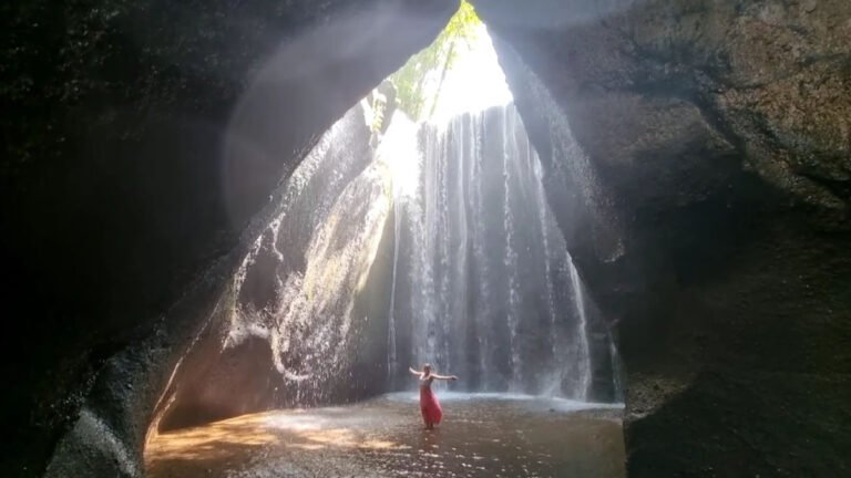 Pemandangan yang Menakjubkan: Tukad Cepung Waterfall