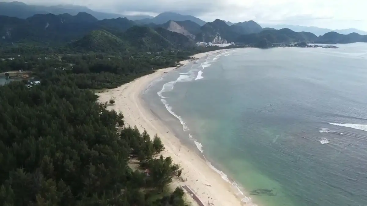 Pesona Pantai Queen Bay: Menikmati Keindahan Pantai Pulau Kapuk