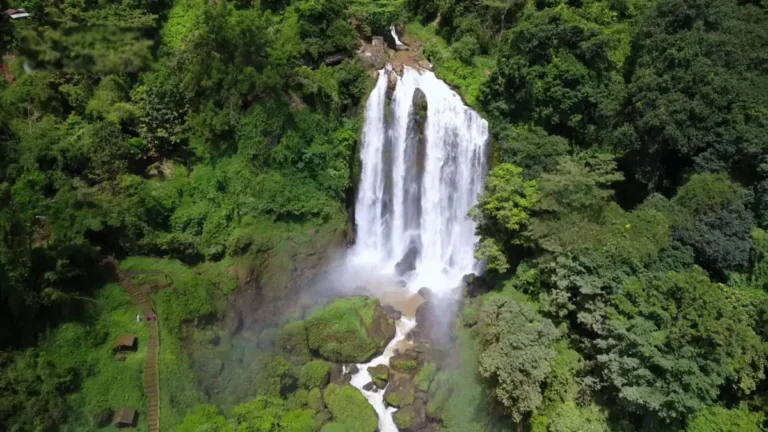 Curug Sewu Kendal: Air terjun tertinggi di Jawa Tengah dengan fasilitas lengkap, menawarkan liburan seru dan pemandangan alam yang memesona.