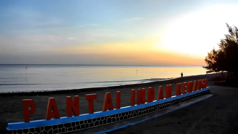 Pantai Indah Kemangi: Destinasi Liburan Romantis dengan Senja yang Memukau.