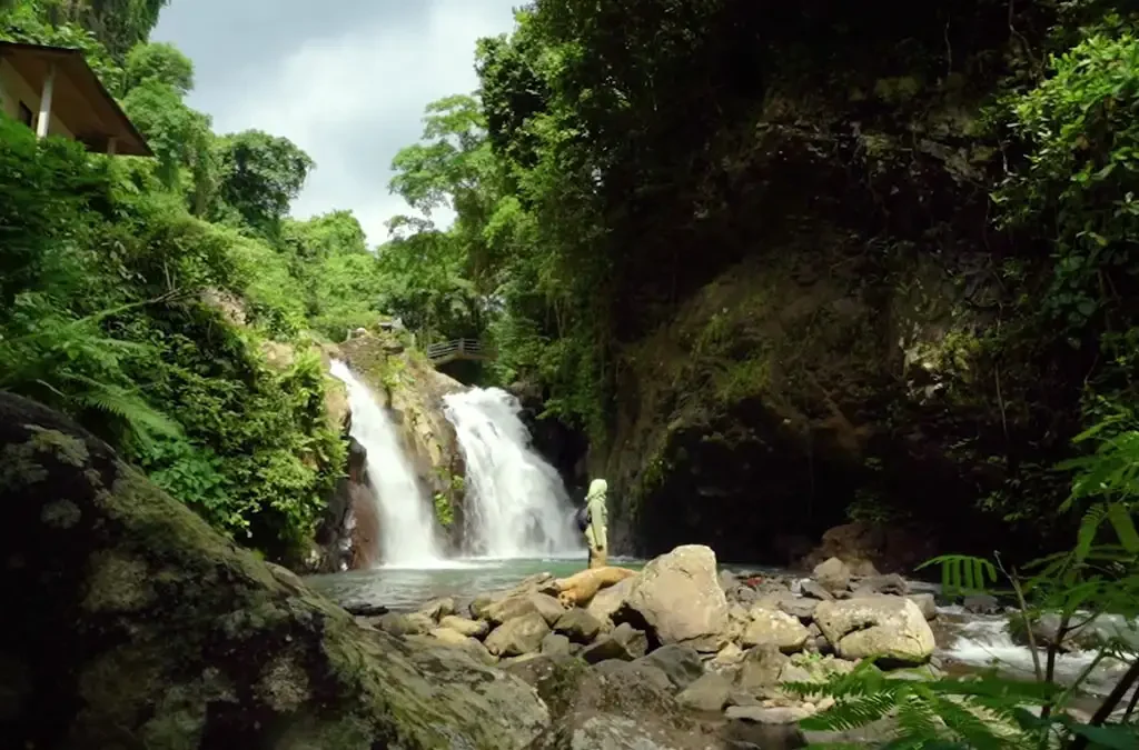 Aling-aling Waterfall: Pesona Alam yang Menggetarkan